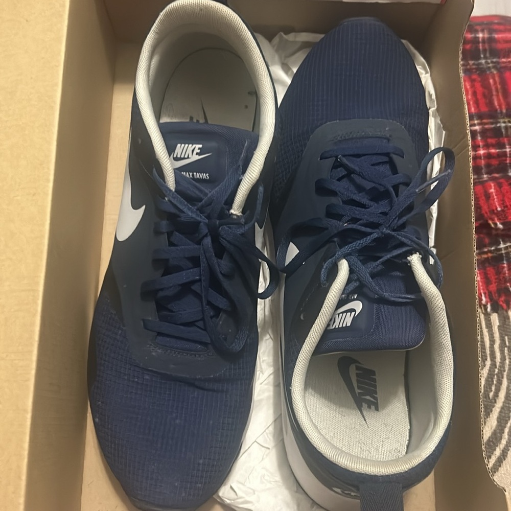 Nike - Picture 2 of 4
